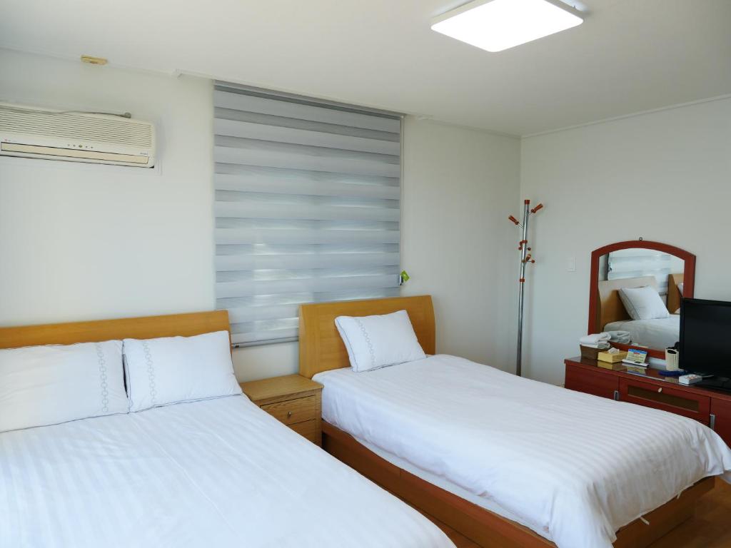 Postel nebo postele na pokoji v ubytování Hera Castle Pension