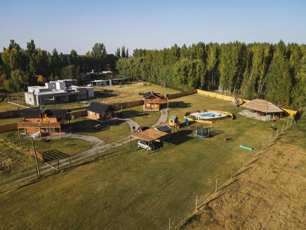 una vista aérea de una granja con una casa y una piscina en La Escondida en Tunuyán