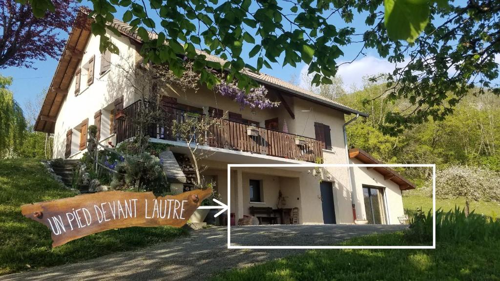 una casa con un cartel delante de ella en Un pied devant l'autre, 