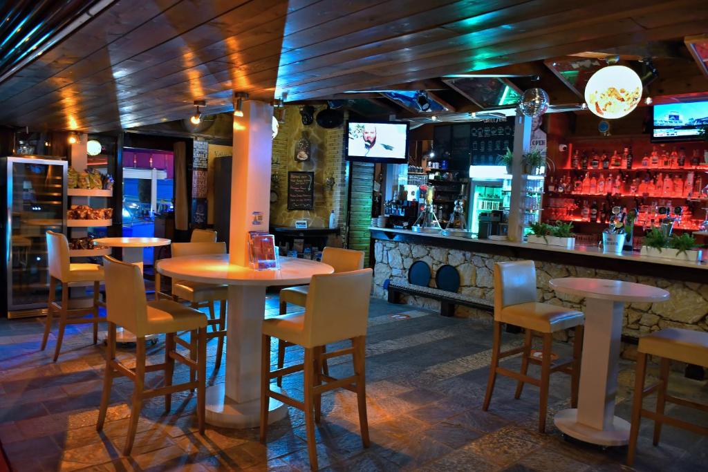 Lounge nebo bar v ubytování Valais Hotel
