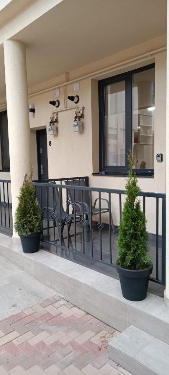 a restaurant with tables and chairs on a balcony at Apartament centrul vechi in Baia Mare