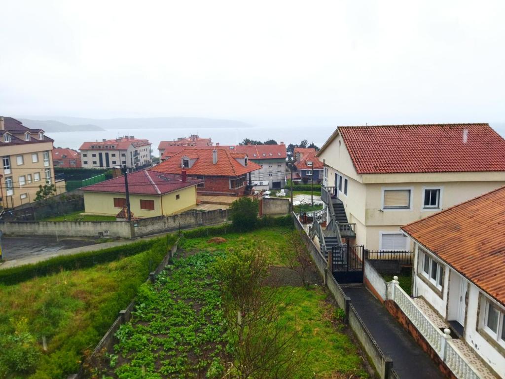a view of a city with houses and a river at Apartamento Mar de Fóra in Finisterre