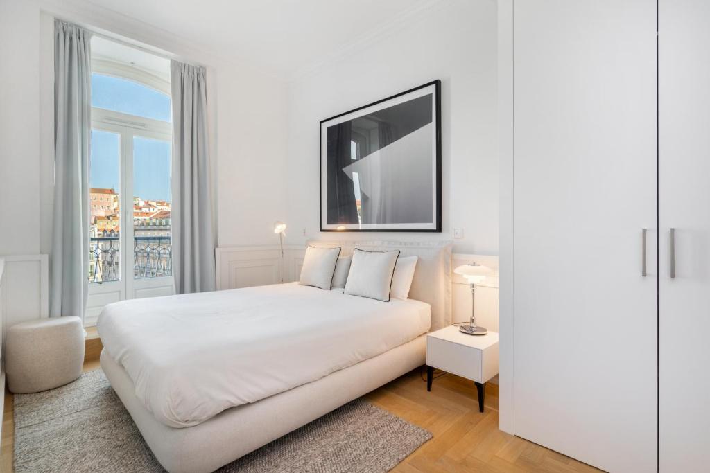 Un pat sau paturi într-o cameră la WHome The Boulevard Prime Location with AC & Elevator