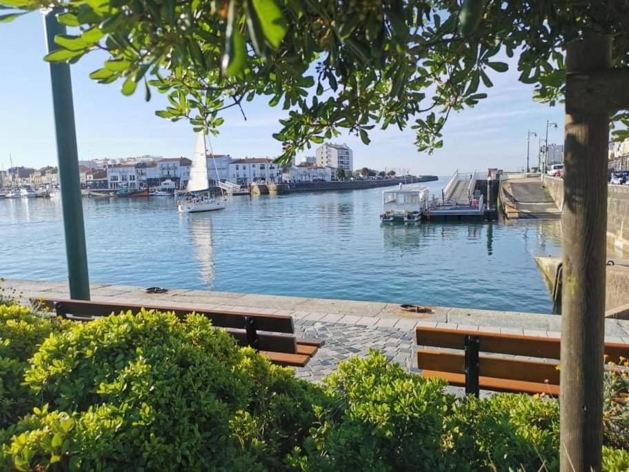 - une vue sur un port avec un bateau dans l'eau dans l'établissement George V - Admiral's delightful sea view, à La Chaume