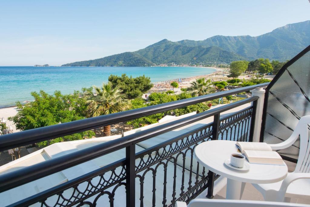 einen Balkon mit Blick auf den Strand in der Unterkunft Fedra Hotel in Chrisi Ammoudia