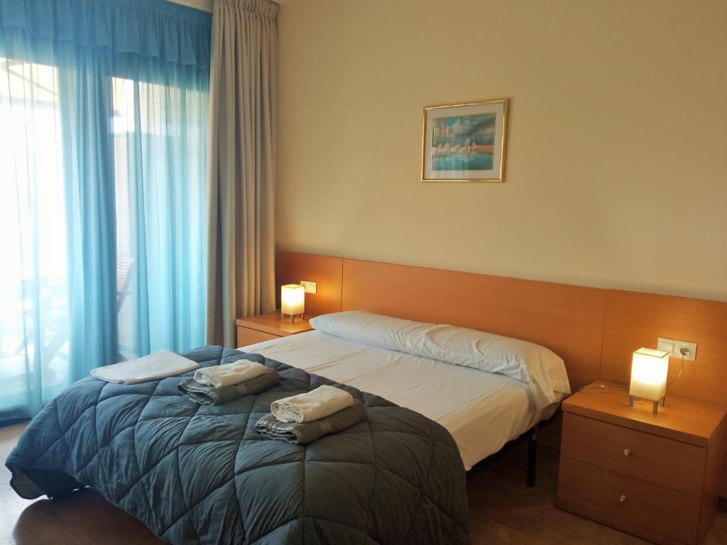 Posteľ alebo postele v izbe v ubytovaní Apartamento Ainara Garden Family