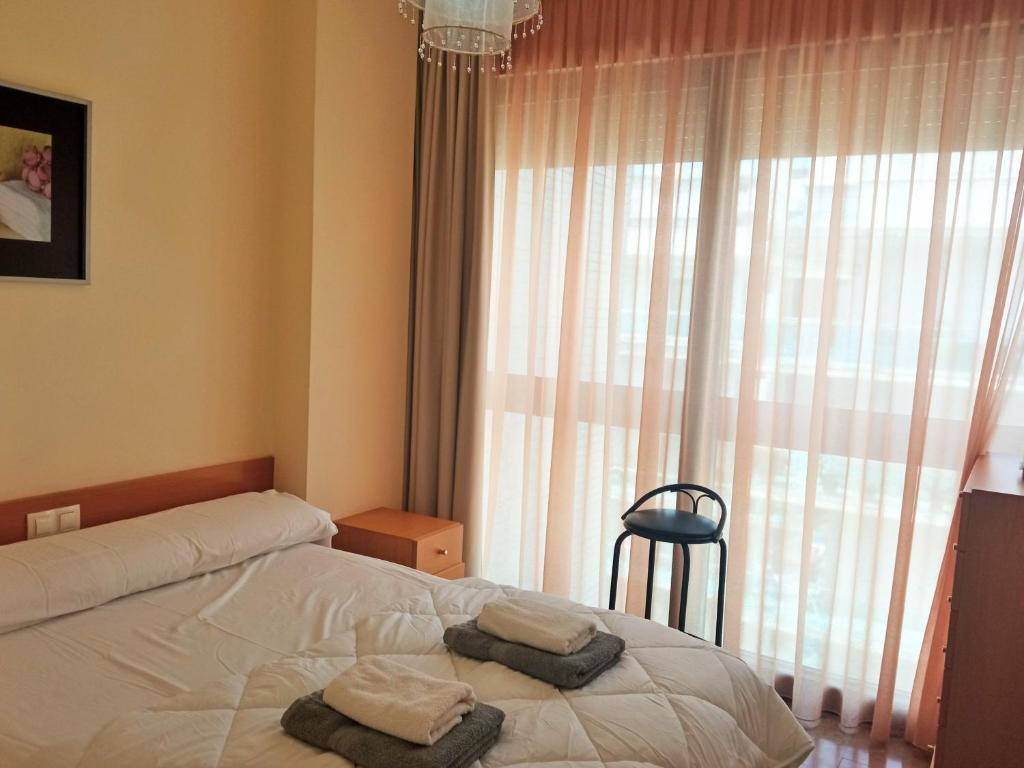 Posteľ alebo postele v izbe v ubytovaní Apartamento Ainara Garden Family