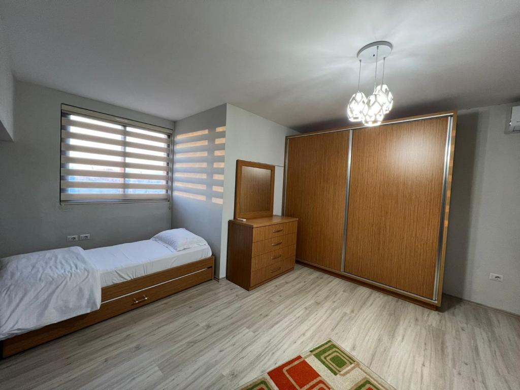 Posteľ alebo postele v izbe v ubytovaní Shkodra Duplex Apartment