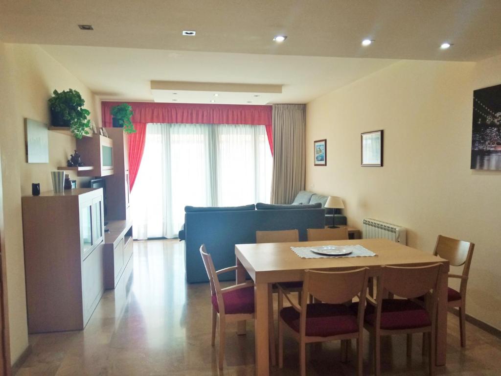 Televízia a/alebo spoločenská miestnosť v ubytovaní Apartamento Ainara Garden Family