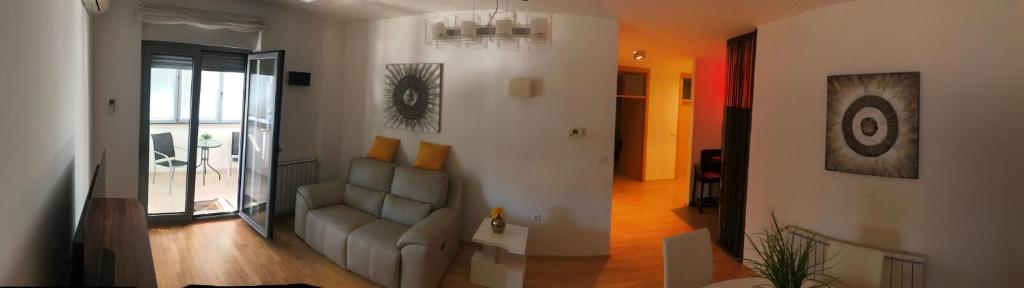 ein Wohnzimmer mit einer Couch und einem Sessel in der Unterkunft Apartment Angela with private garage slot in Pula