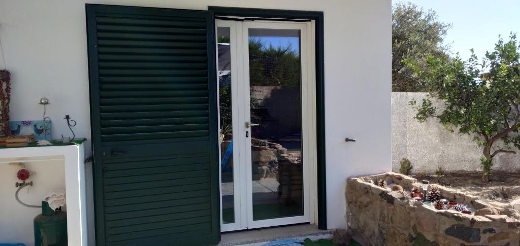 Casa Flavia a Porto Pino - Elegante Villa con Giardino