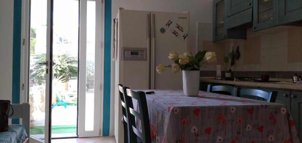 Casa Flavia a Porto Pino - Elegante Villa con Giardino