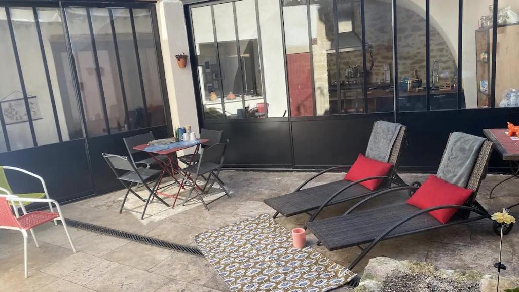 a patio with chairs and a table on a building at Les Remparts de Lauris Coeur Médiéval et Patio in Lauris