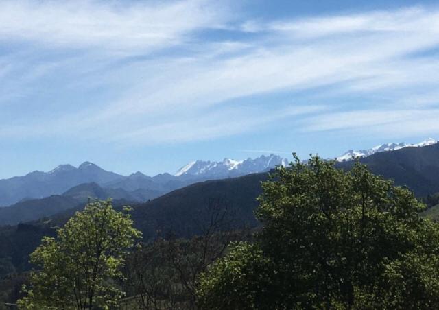 Blick auf eine Bergkette mit Bäumen und Bergen in der Unterkunft LA CASA DE LOS GÜELOS in Bada