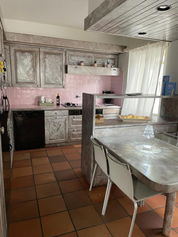 Kuchyň nebo kuchyňský kout v ubytování Appartamento con terrazza a due minuti dal lago