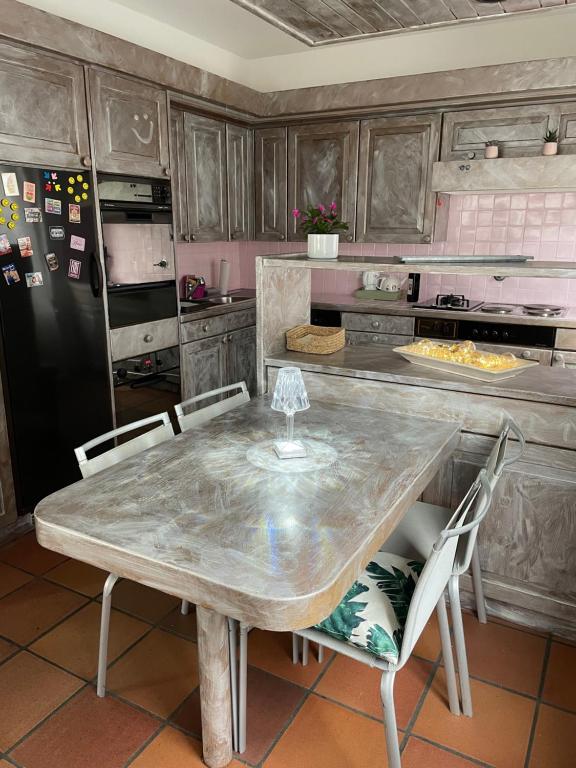 Kuchyň nebo kuchyňský kout v ubytování Appartamento con terrazza a due minuti dal lago