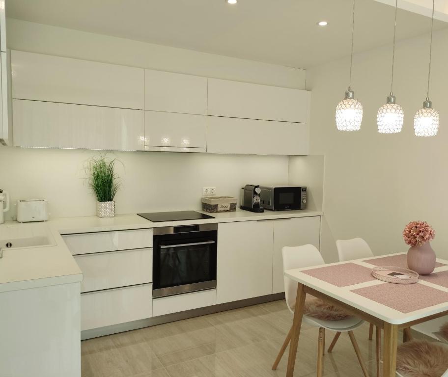 Kuchyňa alebo kuchynka v ubytovaní Spa Residence Carbona EmDoNa Luxury Apartment