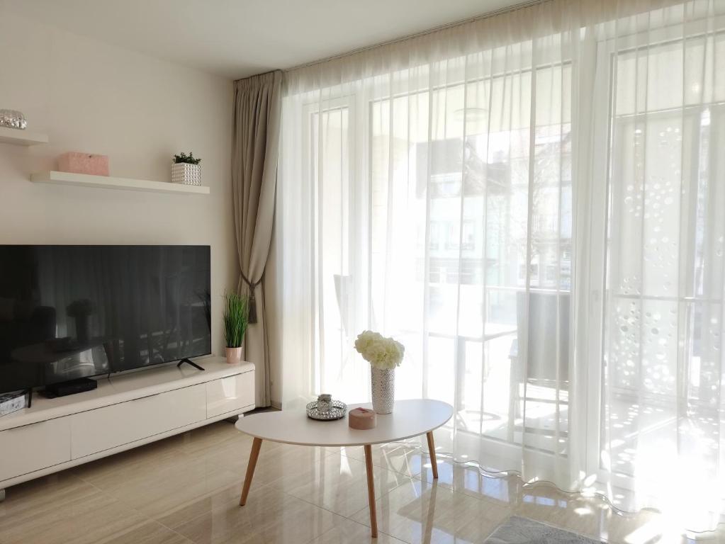 Televízia a/alebo spoločenská miestnosť v ubytovaní Spa Residence Carbona EmDoNa Luxury Apartment