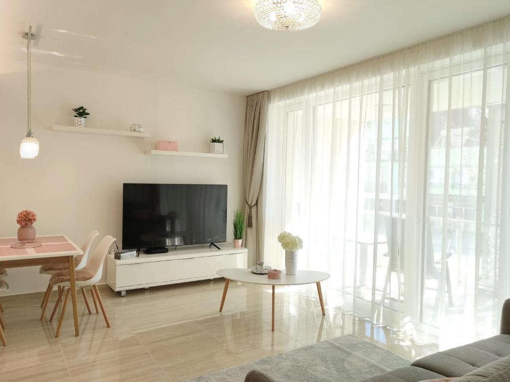 Televízia a/alebo spoločenská miestnosť v ubytovaní Spa Residence Carbona EmDoNa Luxury Apartment