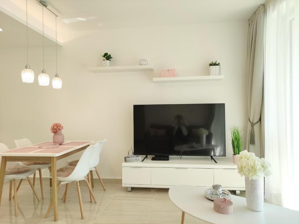 Televízia a/alebo spoločenská miestnosť v ubytovaní Spa Residence Carbona EmDoNa Luxury Apartment