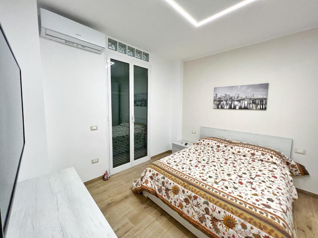 Habitación blanca con cama y ventana en Luxury Tugurio, en Arma di Taggia