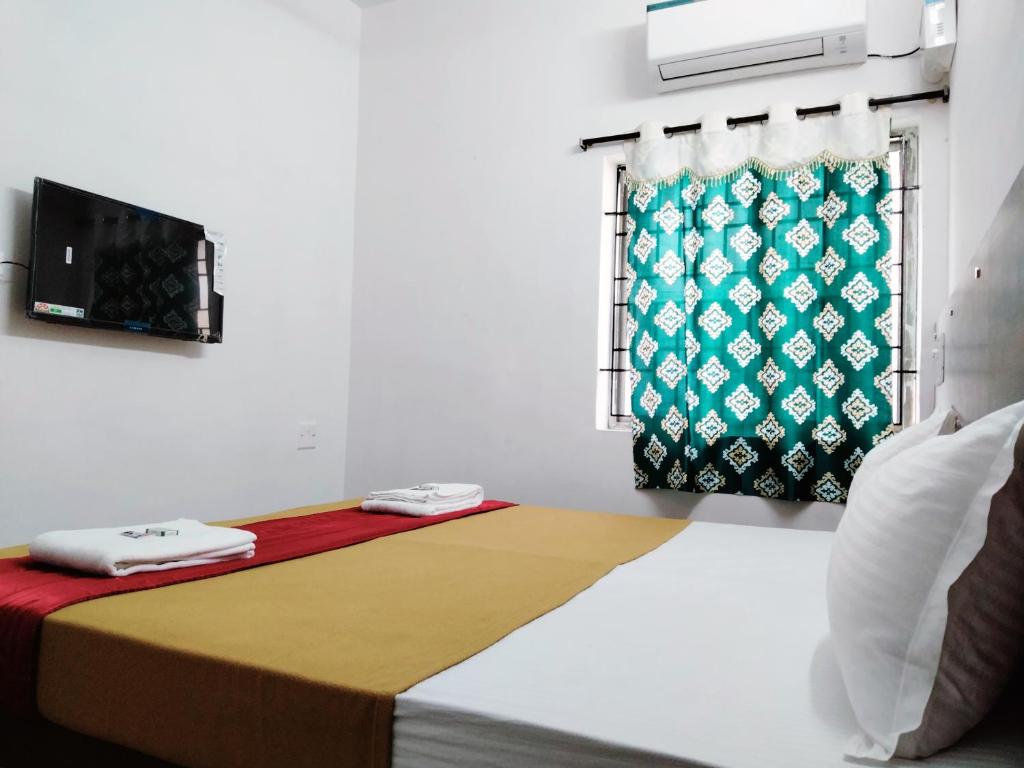 Postel nebo postele na pokoji v ubytování Royal Green Residency Chennai Airport