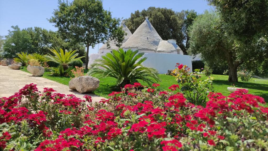 マルティナ・フランカにあるAgriturismo Masseria Casedde Vecchieのピンクの花が咲く庭園