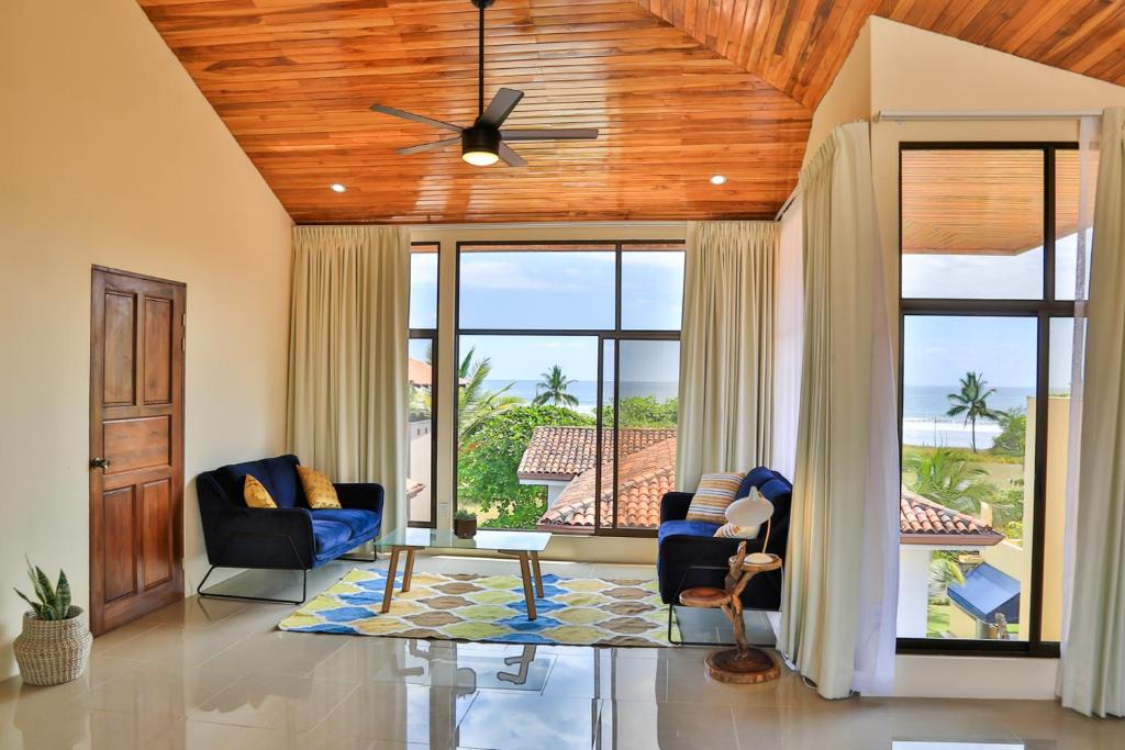 Χώρος καθιστικού στο Casa Lapa Penthouse Oceanside Villa