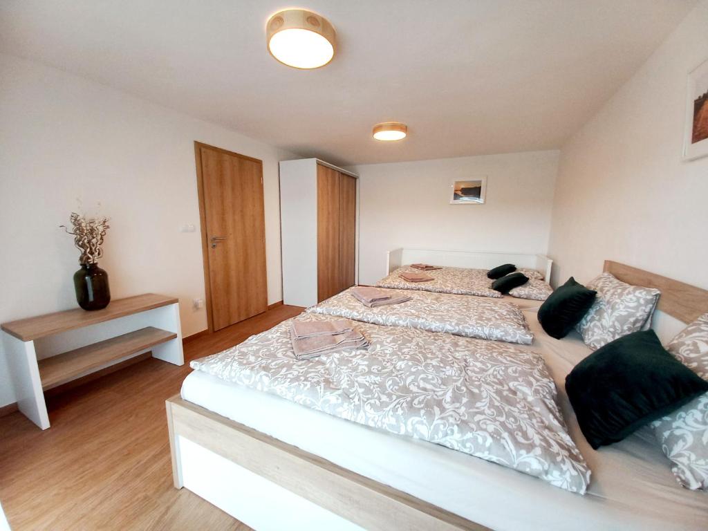 Postel nebo postele na pokoji v ubytování Apartmány Olšovská