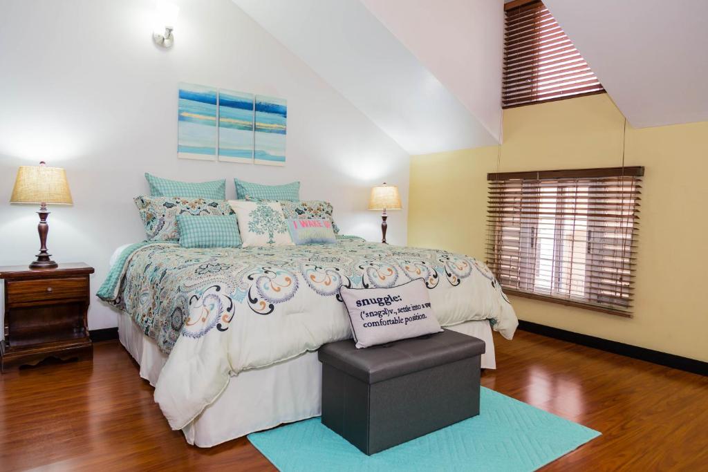Un dormitorio con una cama grande con una almohada. en Sweet Kensville @ New Kingston en Kingston