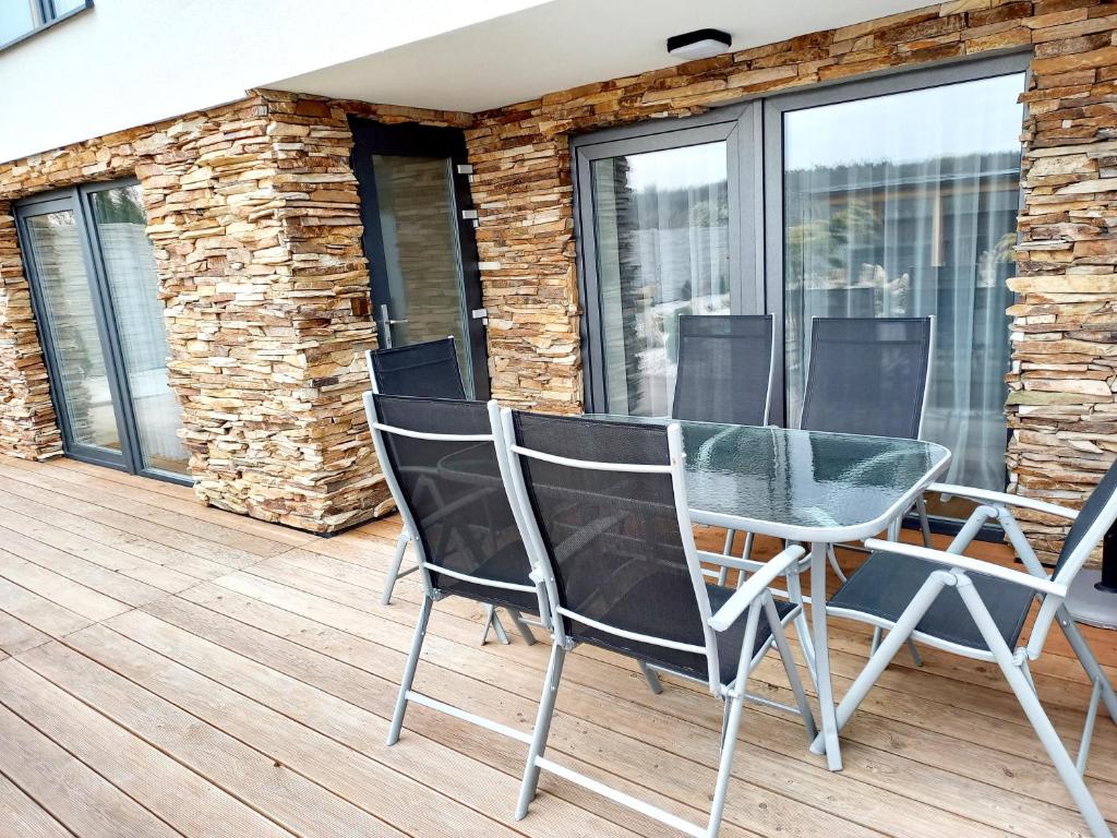Balkón nebo terasa v ubytování Apartmány Olšovská