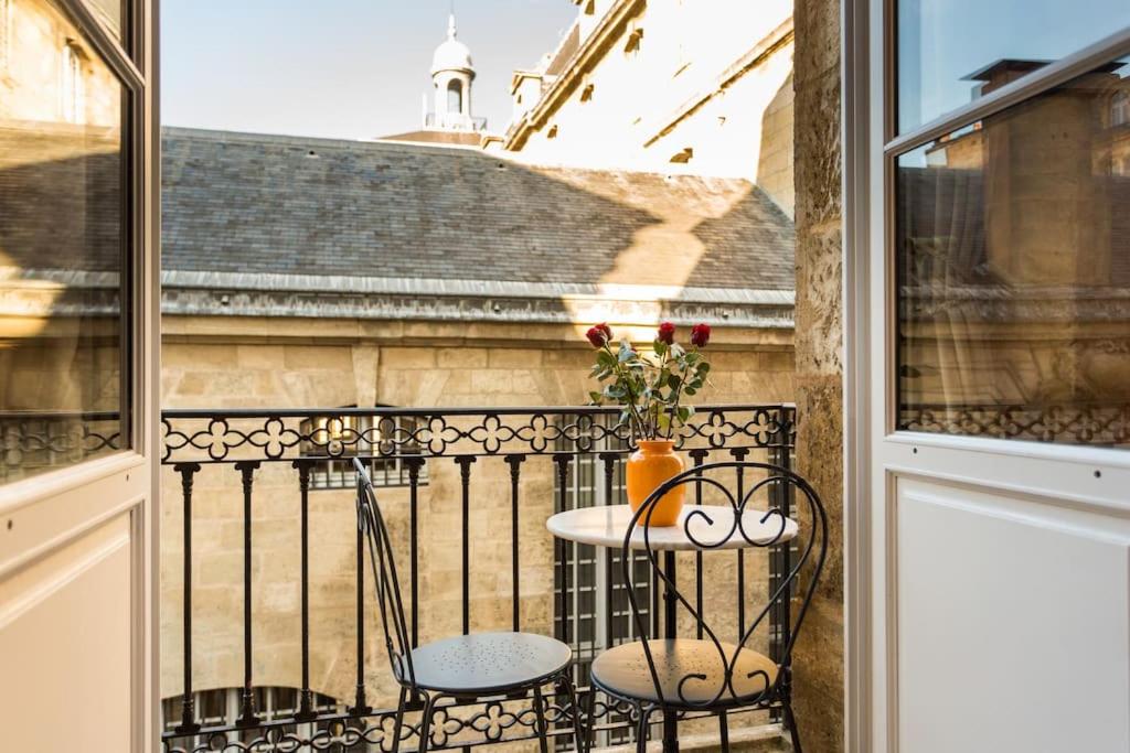 A balcony or terrace at Apparts en ville Place de la Bourse