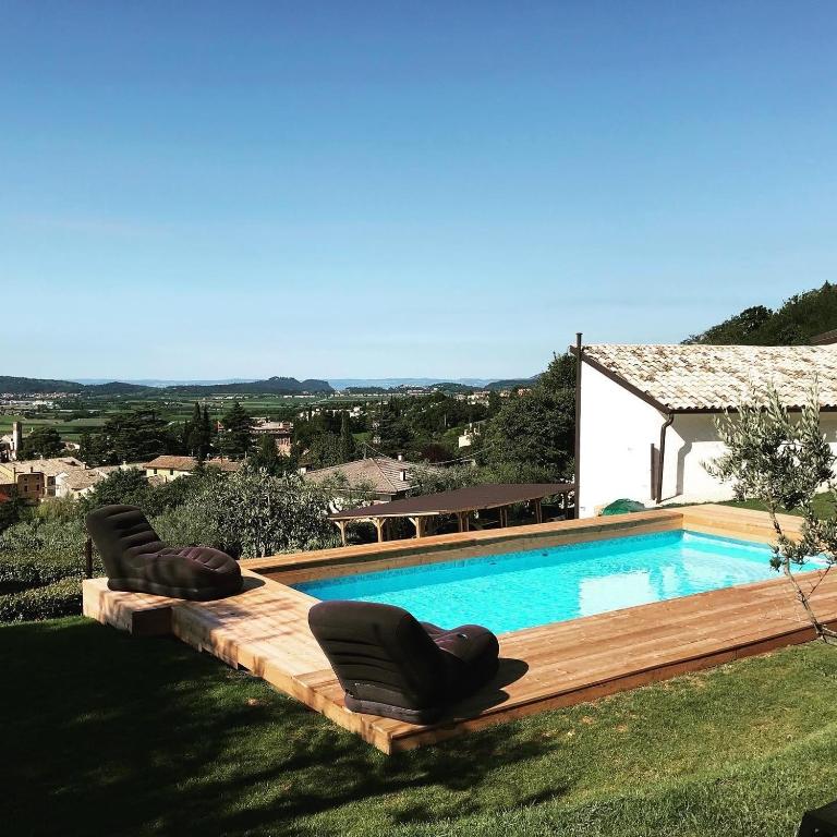 Bazén v ubytovaní Agriturismo Maison 1933 alebo v jeho blízkosti