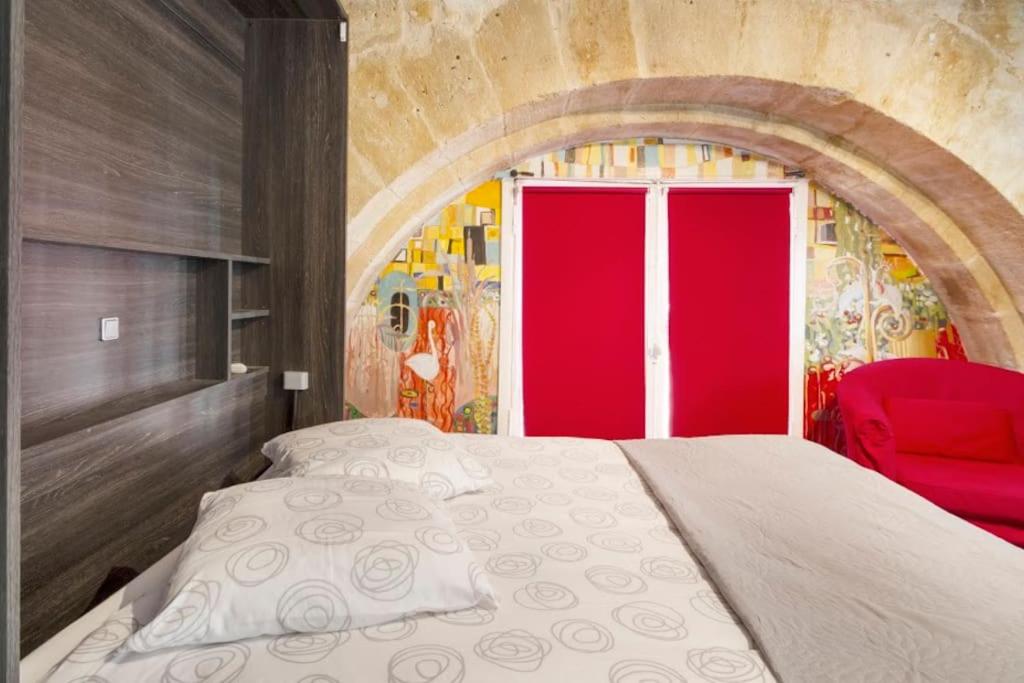 A bed or beds in a room at Apparts en ville Place de la Bourse