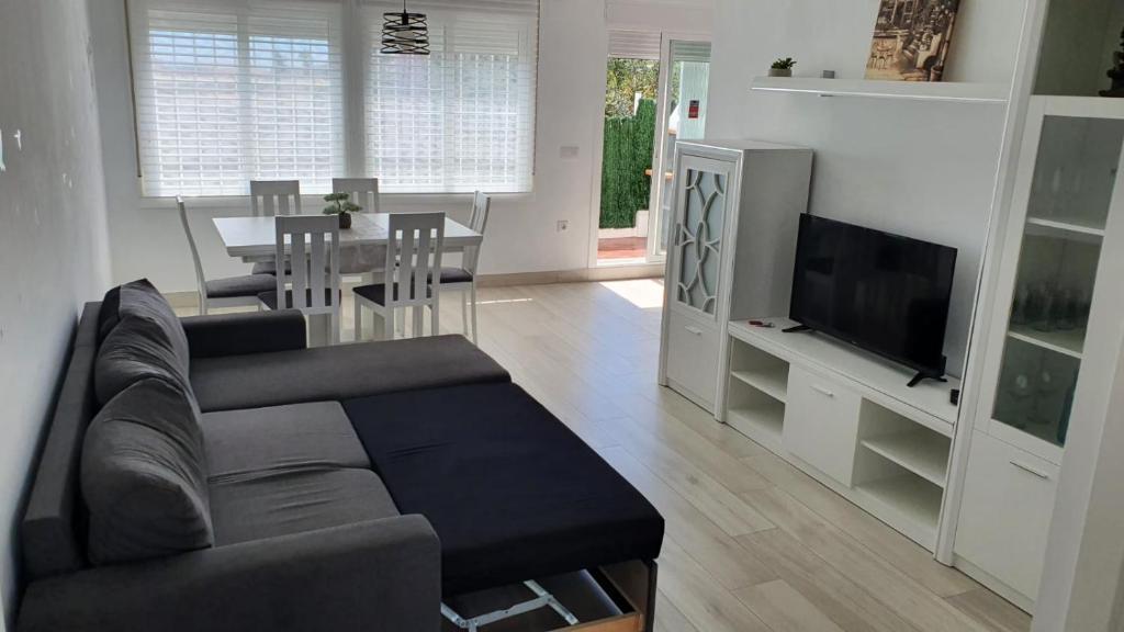TV a/nebo společenská místnost v ubytování CALA HOUSE II Luminoso adosado con vistas,piscina comunitaria y parking incluido