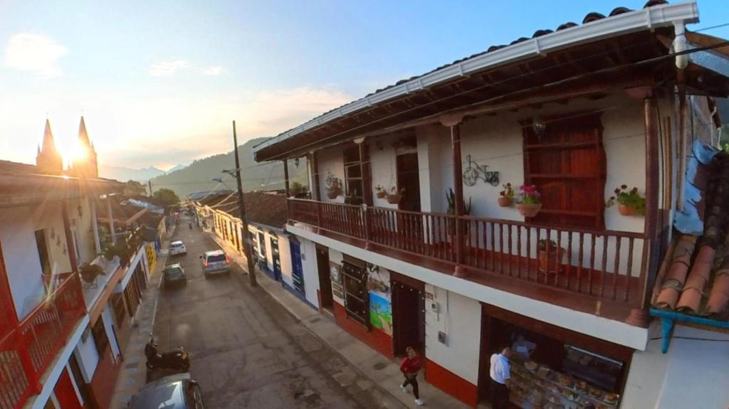 uma vista para uma rua da cidade com edifícios em La Casa de las Flores Hostal em Jardín