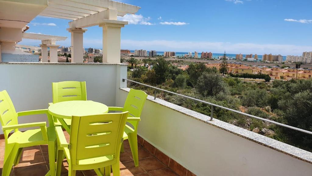 Balkón nebo terasa v ubytování CALA HOUSE II Luminoso adosado con vistas,piscina comunitaria y parking incluido