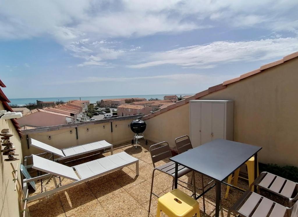 Balkón nebo terasa v ubytování Duplex terrasse vue mer accès plage et piscine...