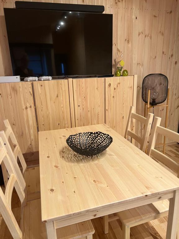 Televízia a/alebo spoločenská miestnosť v ubytovaní Wiatkapl