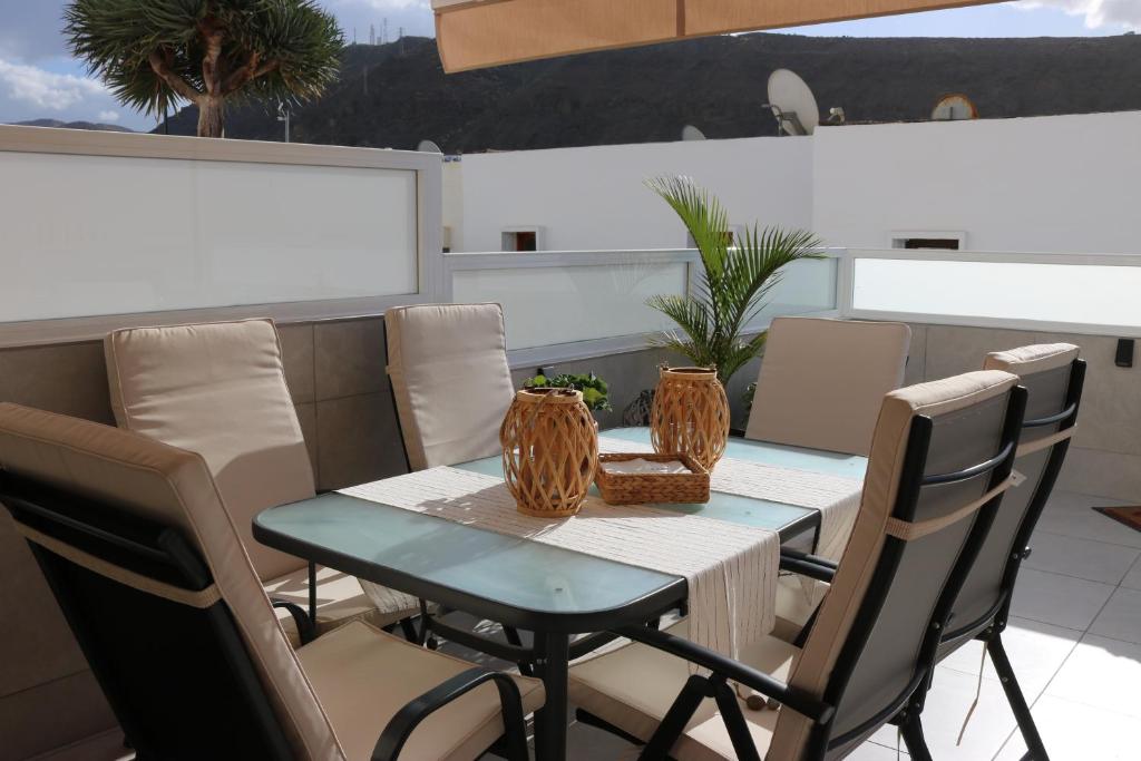 Posedenie v ubytovaní BIG sun terrace renovated 2-bedroom luxury duplex