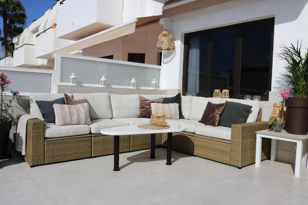 Posedenie v ubytovaní BIG sun terrace renovated 2-bedroom luxury duplex