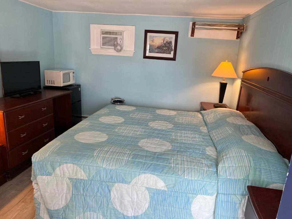 Postel nebo postele na pokoji v ubytování Budget Inn Motel Suites Somers Point
