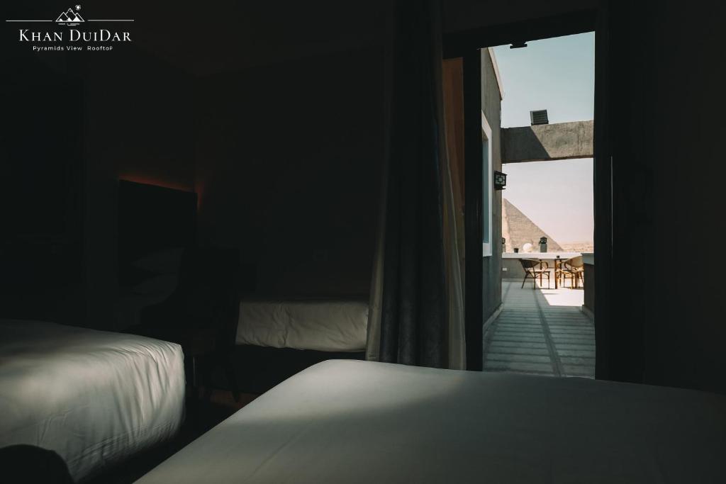 Uma cama ou camas num quarto em Khan Duidar Inn - Pyramids View Rooftop