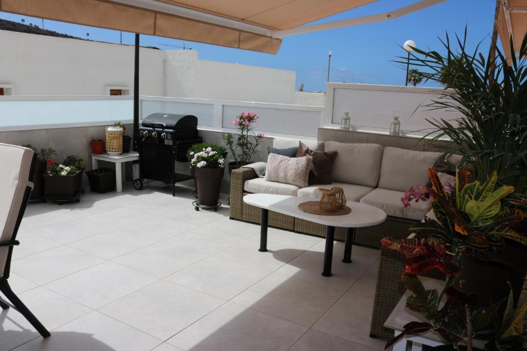 Posedenie v ubytovaní BIG sun terrace renovated 2-bedroom luxury duplex