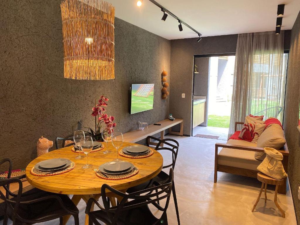 - une salle à manger avec une table et un canapé dans l'établissement Villas Patacho - Milagres Apto 001 Bloco C ( ER Hospedagens ), à Porto de Pedras