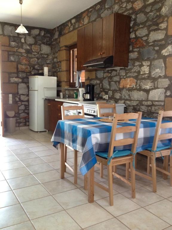 A kitchen or kitchenette at Io