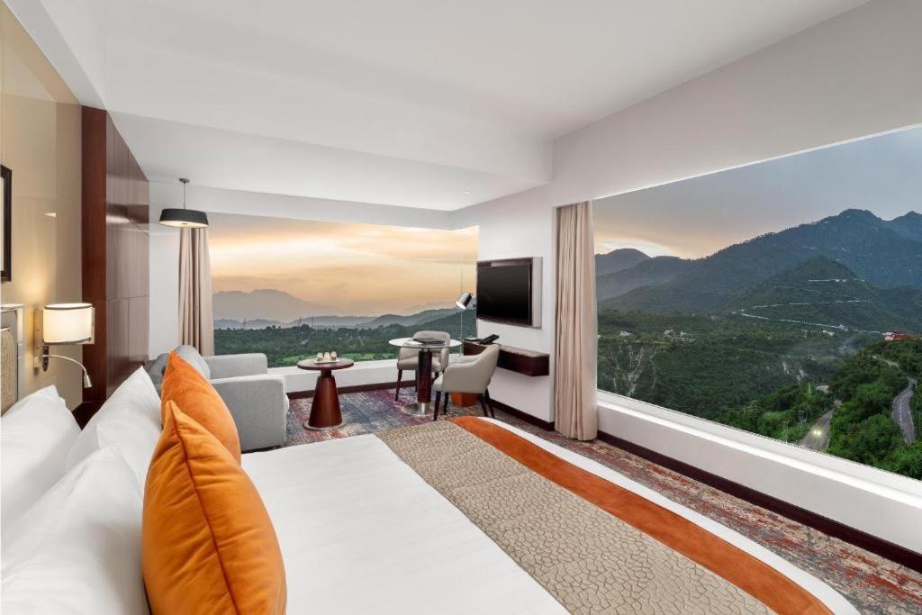 een hotelkamer met een bed en uitzicht bij Welcomhotel By ITC Hotels, Katra in Katra