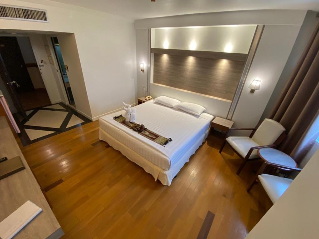 Lova arba lovos apgyvendinimo įstaigoje Thong Tarin Hotel