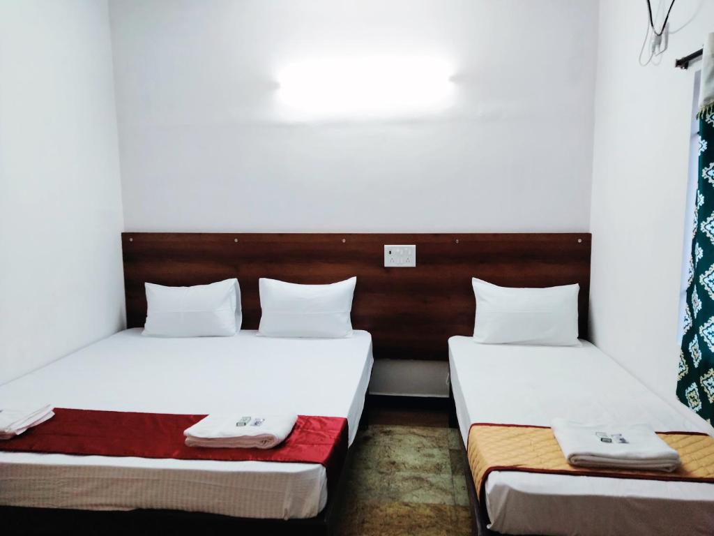 Postel nebo postele na pokoji v ubytování Royal Green Residency Chennai Airport