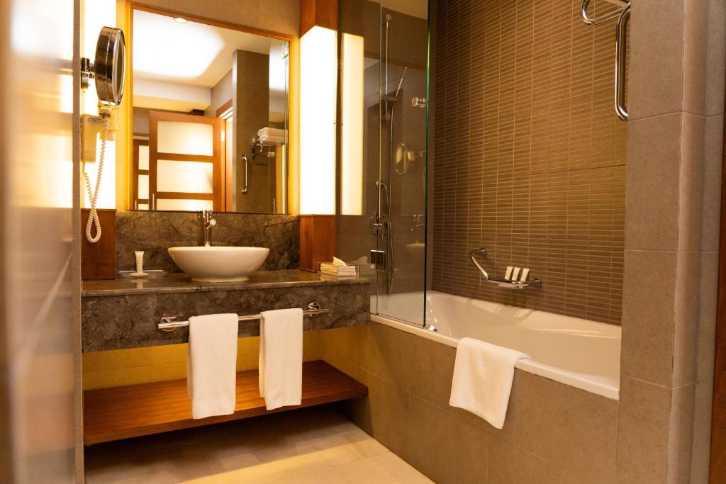 Koupelna v ubytování Crowne Plaza Sohar by IHG